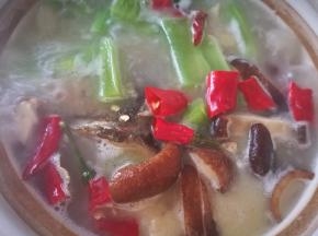 放入莴笋和香菇，我放了几颗辣椒，有淡淡的辣味，大火烧开，盖盖中火焖煮15分钟左右，莴笋熟了加盐煮煮就可以起锅！