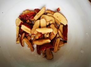 小红枣用刀切片，去掉核