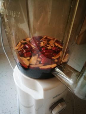 将黑米和红枣一起放入料理机