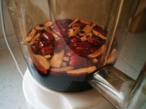 将黑米和红枣一起放入料理机