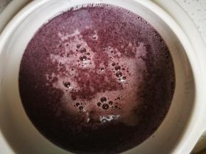 我给的水量是我喜欢的口感，你们可以依自己喜欢的添加，但水一定不要太满，不然在炖煮过程中米糊会溢出