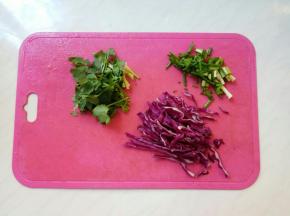 紫甘蓝切丝，香葱、香菜切末。
