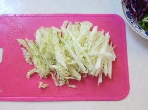 白菜切丝。