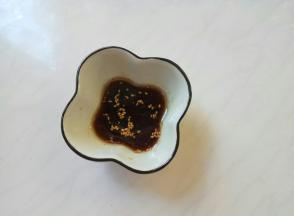 调味料混合：香油、粉包、醋包。