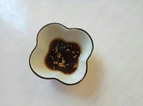 调味料混合：香油、粉包、醋包。