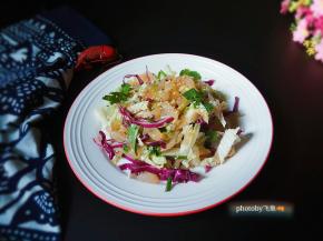 盛盘后撒上芝麻。海蜇嚼劲，白菜脆爽，开胃消食。