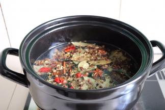 牛腱子去筋膜洗净，锅中水烧开牛腱子肉放进去煮3-5分钟捞出备用