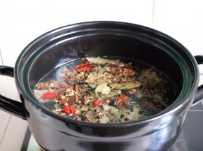 牛腱子去筋膜洗净，锅中水烧开牛腱子肉放进去煮3-5分钟捞出备用