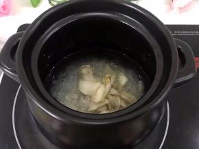 将百合放入煲中