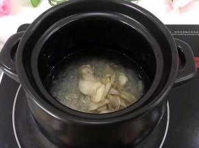 将百合放入煲中