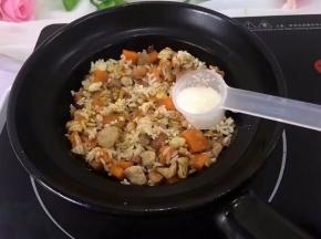 加半勺白糖，适量盐，一勺鸡精