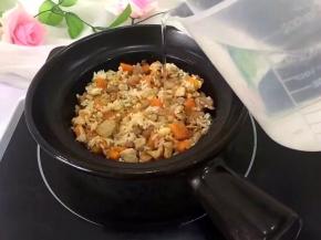 加水，水漫过一点米饭筷子搅拌