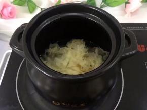 将撕好的银耳放入煲中