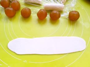 松弛好的牛舌卷再次擀成长条，这次的长度要比第一次擀的长一半，之后再卷起来盖保鲜膜松弛15分钟