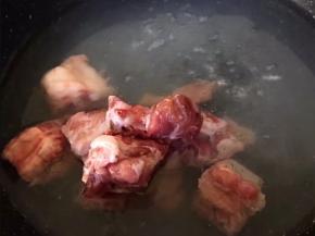 将排骨洗净，锅里放水，烧开，排骨放入，一分钟左右捞出
