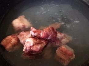 将排骨洗净，锅里放水，烧开，排骨放入，一分钟左右捞出