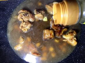 加入适量水，水没过排骨即可加醋