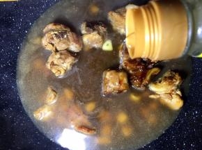 加入适量水，水没过排骨即可加醋