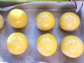 烤箱预热180度，蛋黄打散，用刷子在表面刷一层蛋黄液