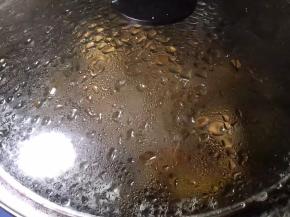 盖上锅盖，煮开，转小火十分钟
