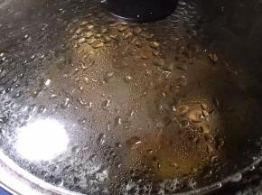 盖上锅盖，煮开，转小火十分钟