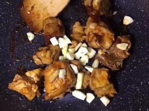 将大蒜去皮洗净切丁放入翻炒