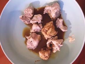 沥干水分，将生抽倒入腌制半小时