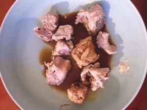 沥干水分，将生抽倒入腌制半小时