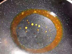 炒至变色金黄糖色