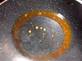 炒至变色金黄糖色