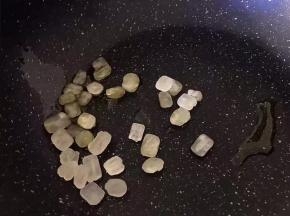 锅里放少许油，将冰糖放入