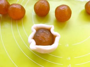 包裹上蛋黄馅，收好收口，收口朝下放