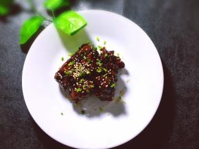 将芝麻炒香，撒上芝麻