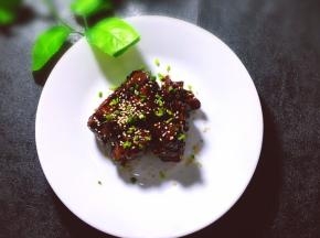 将芝麻炒香，撒上芝麻