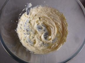 用电动打蛋器中高速将黄油打发1分钟左右