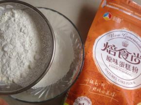 将杏仁粉、面粉和泡打粉混合后过筛两次