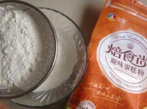 将杏仁粉、面粉和泡打粉混合后过筛两次
