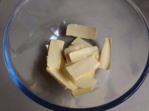 黄油切成小块状，室温下软化