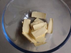 黄油切成小块状，室温下软化