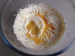 分4次加入蛋液（要室温鸡蛋）