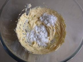 分两次加入糖粉。每加入一次就中高速打发1分多钟