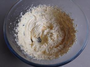 每加入一次，就要中高速打发，打发到蓬松，体积变大。