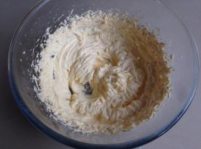 每加入一次，就要中高速打发，打发到蓬松，体积变大。