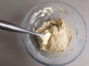 右手拿刮刀从2点钟方向切入，贴住打蛋盆，刮起大量的蛋糕糊，到8点钟方向甩回盆中心，左手就逆时针转动打蛋盆。如此反复操作，大概拌了差不多100下，拌好的蛋糕糊有光泽