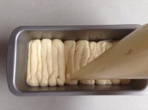 挤进法焙客的17CM长条形蛋糕模，一层层地挤