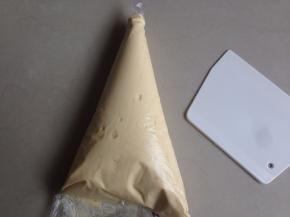 将蛋糕糊装进裱花袋里，剪个口