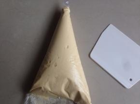 将蛋糕糊装进裱花袋里，剪个口