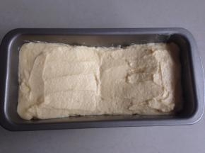 用勺子将蛋糕糊抹成中间低两端高