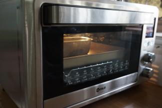 放进已经预热好的上火165度/下火170度的东菱K40C烤箱中下层，烘烤40-50分钟左右