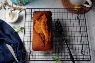 蛋糕做好后放在网上，趁热将糖浆刷到蛋糕的四周，表面，将全部糖浆都刷进蛋糕里面。在磅蛋糕还有温热时，放进保鲜袋，冷藏一天后才食用。保存得当的话，可以保存7天